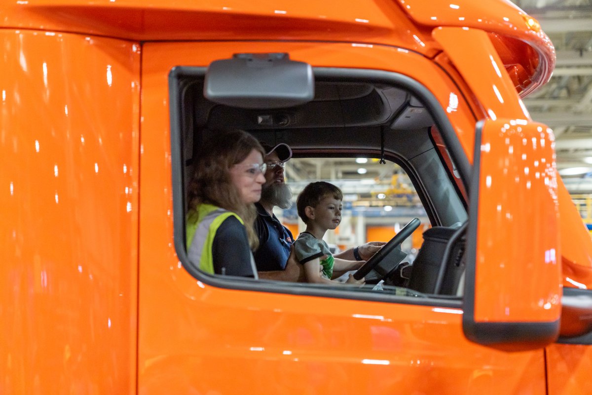 PeterbiltMotors's tweet image. We recently had the pleasure of hosting James at our Peterbilt plant in Denton, Texas, thanks to Make-A-Wish! Seeing his enthusiasm for our trucks was truly inspiring. James, thank you for sharing your day with us!
#MakeAWish #Peterbilt #PeterbiltCares #PeterbiltPride
