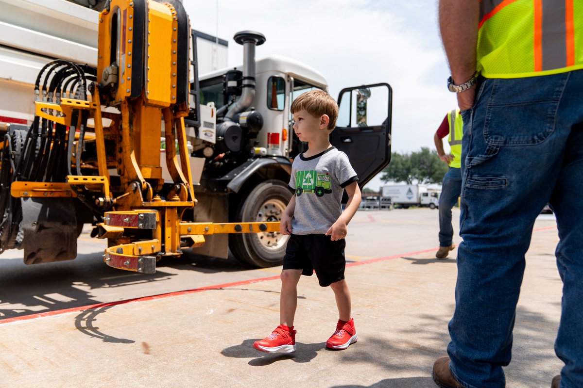 PeterbiltMotors's tweet image. We recently had the pleasure of hosting James at our Peterbilt plant in Denton, Texas, thanks to Make-A-Wish! Seeing his enthusiasm for our trucks was truly inspiring. James, thank you for sharing your day with us!
#MakeAWish #Peterbilt #PeterbiltCares #PeterbiltPride