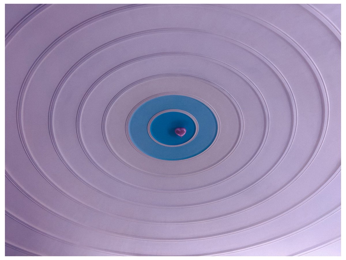 Метро. Ніч. Повітряна тривога, обстріли
Підняла голову, а там маленька кулька 🩷 і так приємно стало, хось, здавалось би, таке незначне, але миле