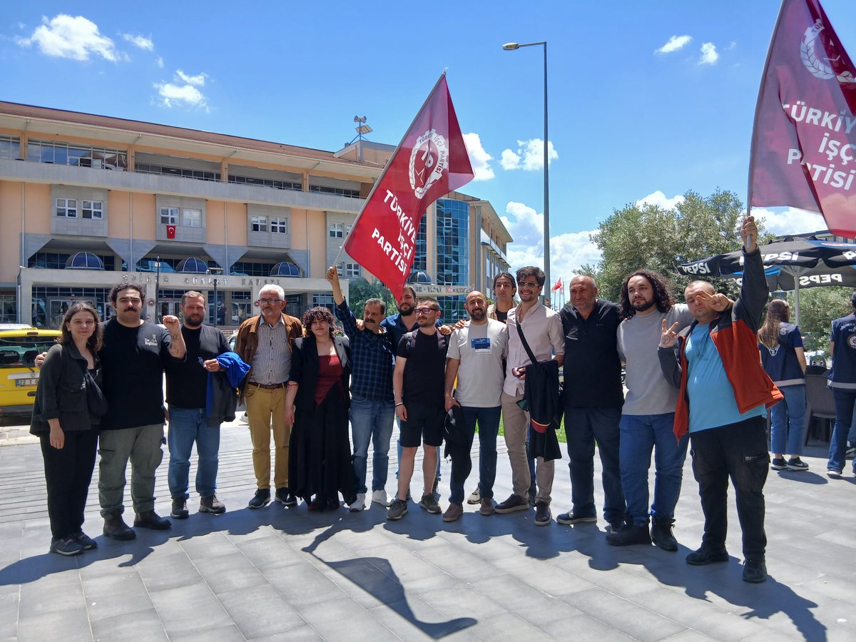 Edirne'de hukuka aykırı biçimde tutsak edilen 3 arkadaşımızın tahliyesine ve ev hapsinde olan 12 arkadaşımızın ev hapsi kararlarının kaldırılmasına karar verilmiştir. 

Anayasal hakları için mücadele eden yurttaşları yargı sopasıyla korkutamayacaksınız!