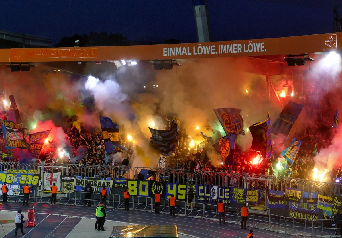 ultras1899_'s tweet photo. Eintracht Brunswick - FC Sarrebruck : parcage #ultras #Saarbrücken #FCS #pyroshow #SupportersClub95 #SC95 #ebsfcsBarrages Présence #Nancy #SFC promotion/relégation 2 Liga (27.05.25) https://t.co/zhHnjfmlQI