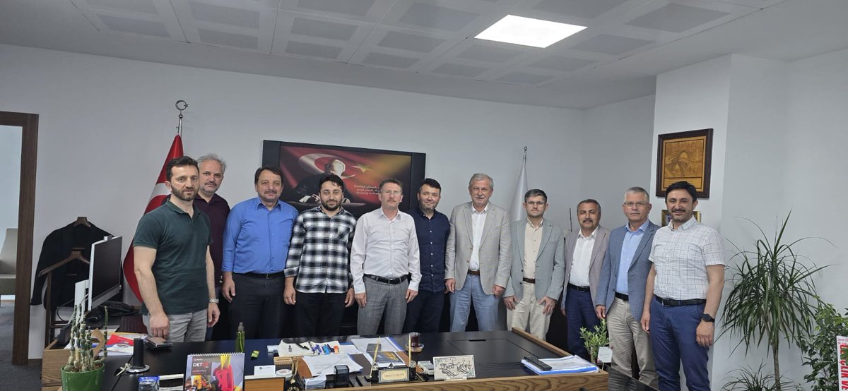 Giresun İslami İlimler Vakfı yönetim kurulu ve mütevelli heyeti üyelerimizle Giresun Çevre Şehircilik ve İklim Değişikliği İl Müdürlüğüne asaleten atanan Murat Cavunt'u ziyaret ettik. Kıymetli müdürümüze nazik ev sahipliği için teşekkür ediyor hayırlı hizmetler diliyoruz.