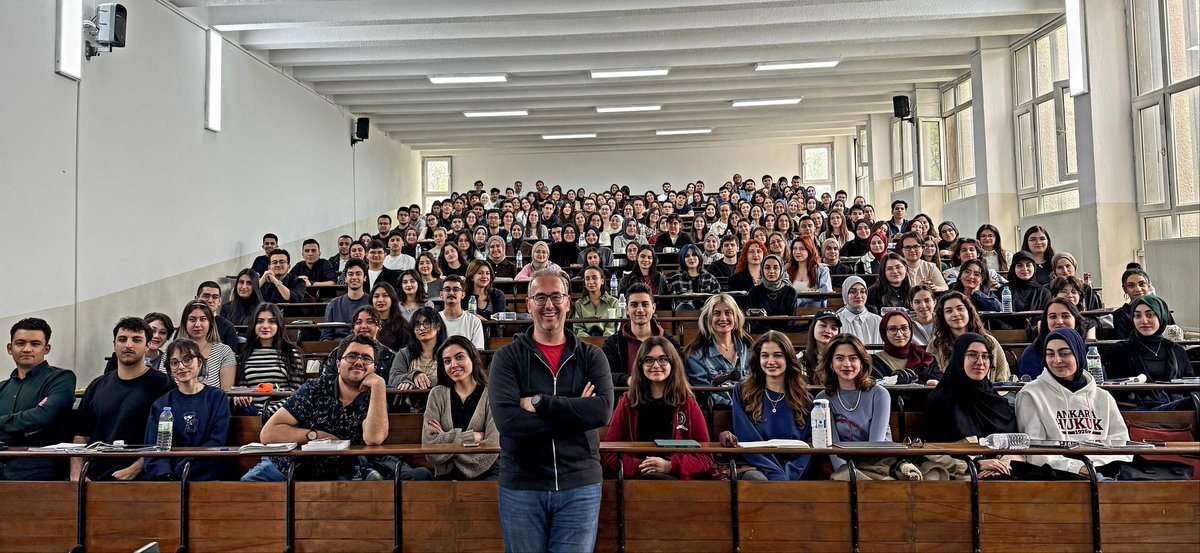 Bu kadar seçkin bir topluluğa hitap etmek büyük bir ayrıcalık..

Gündelik hayatın en zorlayıcı anlarında bile, kendini bu yüzlerin karşısında hayal edip "en iyi" halini ortaya çıkarmak; trafikte sinirlenmemek mesela, mesela alsa umutsuz olmamak.. büyük şans..

Var olun..