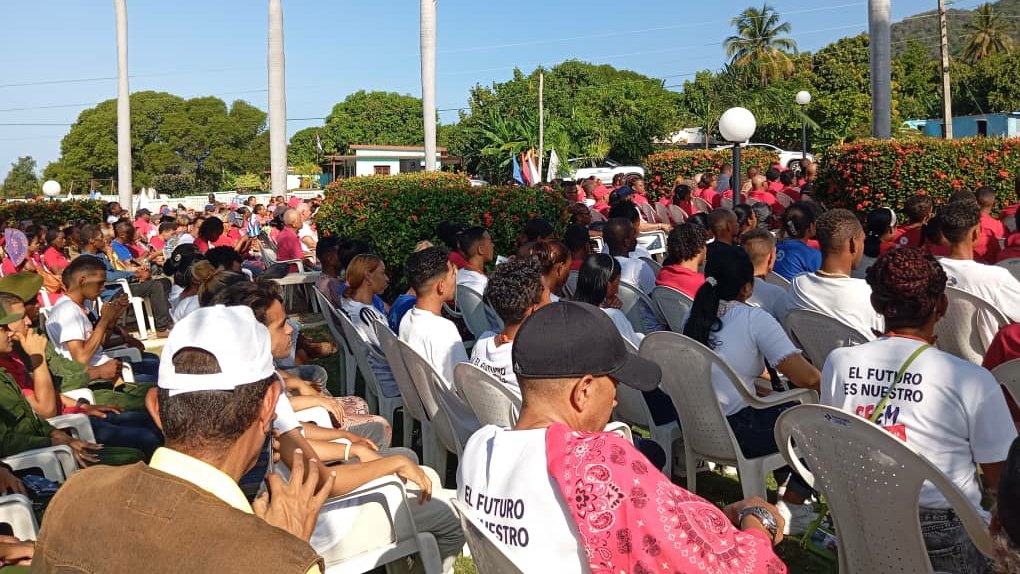 En el #Uvero, donde se libró una de las batallas más significativas de la lucha revolucionaria y que marcó la mayoría de edad del Ejército Rebelde, estuvimos junto a <a href="/DiazCanelB/">Miguel Díaz-Canel Bermúdez</a> para acompañar al pueblo de #Guamá en el acto por el Aniversario 68 de esta trascendente victoria.