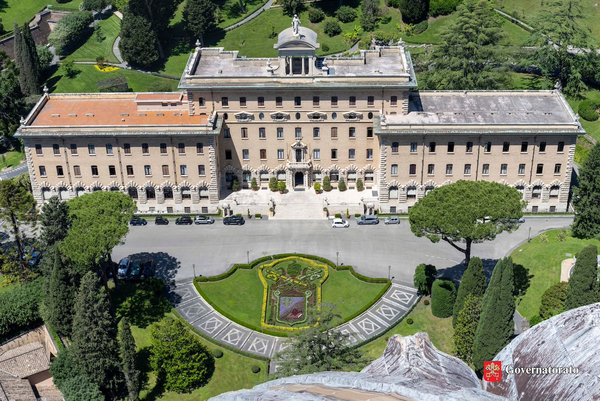 Completato lo stemma floreale di #LeoneXIV nei #GiardiniVaticani nell'area antistante il Palazzo del Governatorato. Sullo sfondo di colore azzurro, 400 piantine di Ageratum blu Star e 50 di Helichrysum italicum, nella metà chiara 400 Begonie semperflorens night life