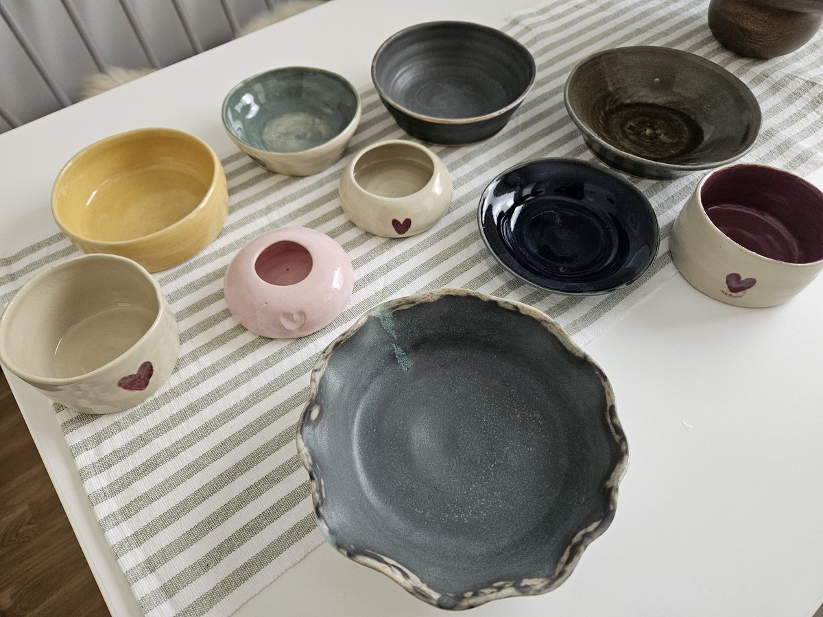 Alla alster från första drejningskursen är nu hemma. Kan ju konstatera att glasering är en konstform som jag inte riktigt behärskar! 😅