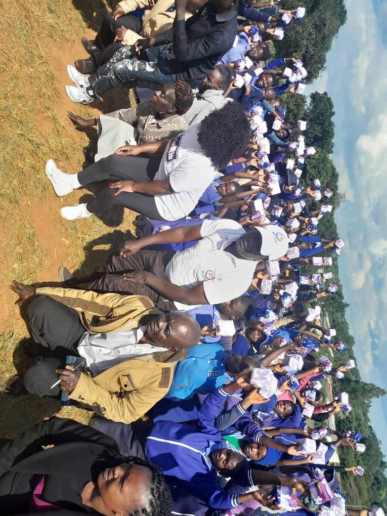ChipingeVCIProg's tweet photo. A small act, a big impact.
Our Director, Luke Mugobo , joined forces with Anna Chibaby Honde to provide much-needed sanitary pads to the girls of Tamandai Primary & Secondary Schools in pictures.
#MenstrualHygieneDay #GivingBack #CVCIP #AnnaHonde #Tamandai https://t.co/8WLwnJ3ZMx