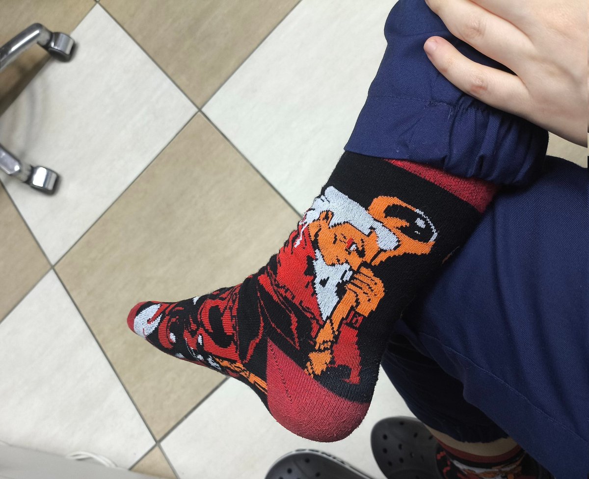 Заходит коллега
- Оо, какие у тебя классные носки, с роботами?

ВНИМАНИЕ НОСКИ С РОБОТАМИ