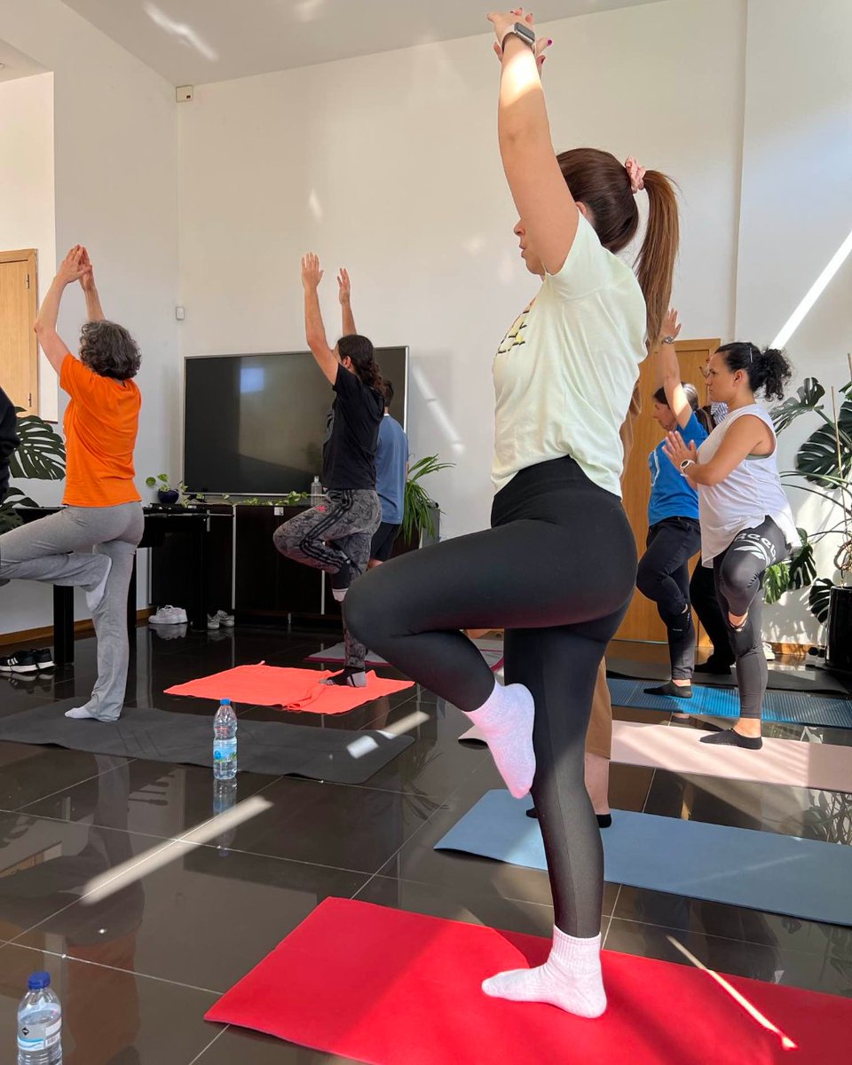 cisionportugal's tweet photo. 🧘‍♀️ Respirar fundo. Alongar. Relaxar.

No âmbito do Mês do Bem-Estar na Cision, a nossa equipa reuniu-se para uma aula de yoga no escritório 🌿💚

#CisionPortugal #CisionLife #BemEstarNoTrabalho https://t.co/6UqdbtVVm4