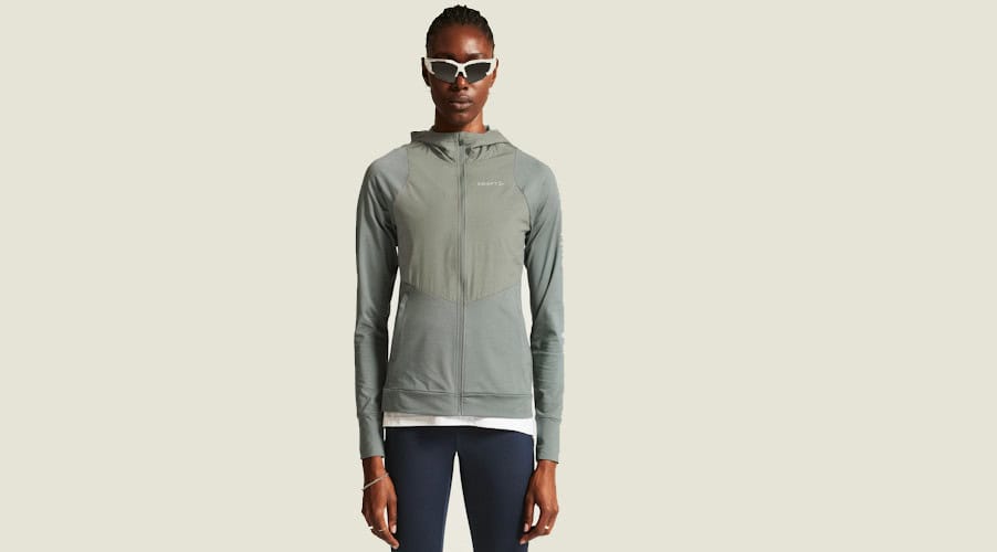 ADV Essence Jersey Hood Jacket 2 is a functional full-zip hood jacket designed for all kinds of workouts. This advanced training jacket is made of a soft, warm and recycled jersey fabric and comes with a wind- protective fabric at chest. In addition, the sports-insight.co.uk/product-counte…