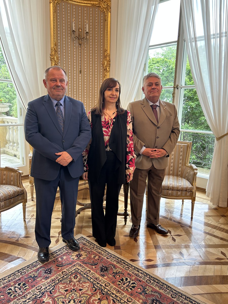 Uniwersytet Warszawski (@uniwarszawski) on Twitter photo 23 maja na Uniwersytecie Warszawskim gościli przedstawiciele Universidad Católica de Santa María w Arequipie oraz ambasady Peru w 🇵🇱. Podczas rozmów z udziałem m.in. rektora prof. <a href="/AlojzyZNowak/">Alojzy Z. Nowak</a> omówiono dalsze kierunki współpracy.
🔗 uw.edu.pl/delegacja-z-pe… 23 maja na Uniwersytecie Warszawskim gościli przedstawiciele Universidad Católica de Santa María w Arequipie oraz ambasady Peru w 🇵🇱. Podczas rozmów z udziałem m.in. rektora prof. <a href="/AlojzyZNowak/">Alojzy Z. Nowak</a> omówiono dalsze kierunki współpracy.
🔗 uw.edu.pl/delegacja-z-pe…