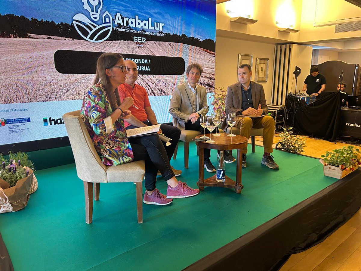 🎙️ Amaia Barredo sailburuak <a href="/SERVitoria/">SER Vitoria</a>-k antolatutako #Arabalur programa berezian parte hartu du. Bertan, lehen sektoreko belaunaldien arteko erreleboaz, landa-eremuko emakumeaz, Euskadiko sektorearen egoeraz, laguntza-planaz eta Arabako Errioxako ardoaren egoeraz hitzegin dute.