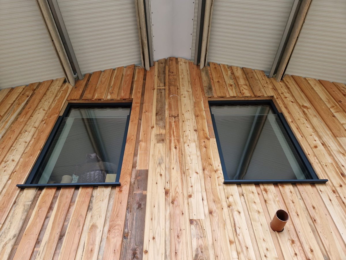 This large barn conversion was fitted with two Paris Balconies, chosen for their minimalist design and seamless integration with aesthetics. The anthracite grey option worked perfectly with the timber-framed structure, while the absence of railings preserved the panoramic views.