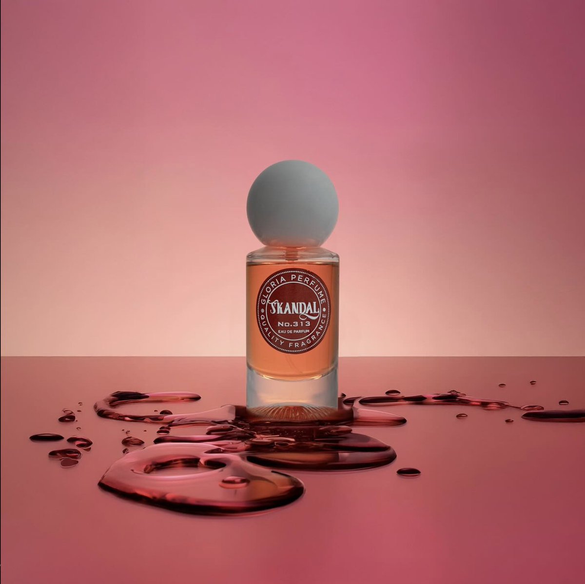 Tek bir fıs, tüm dikkatler sende.
Kuralları yıkan, sıradan olanı gölgede bırakan bir koku.
Skandal: Sıradan olana veda et.✨