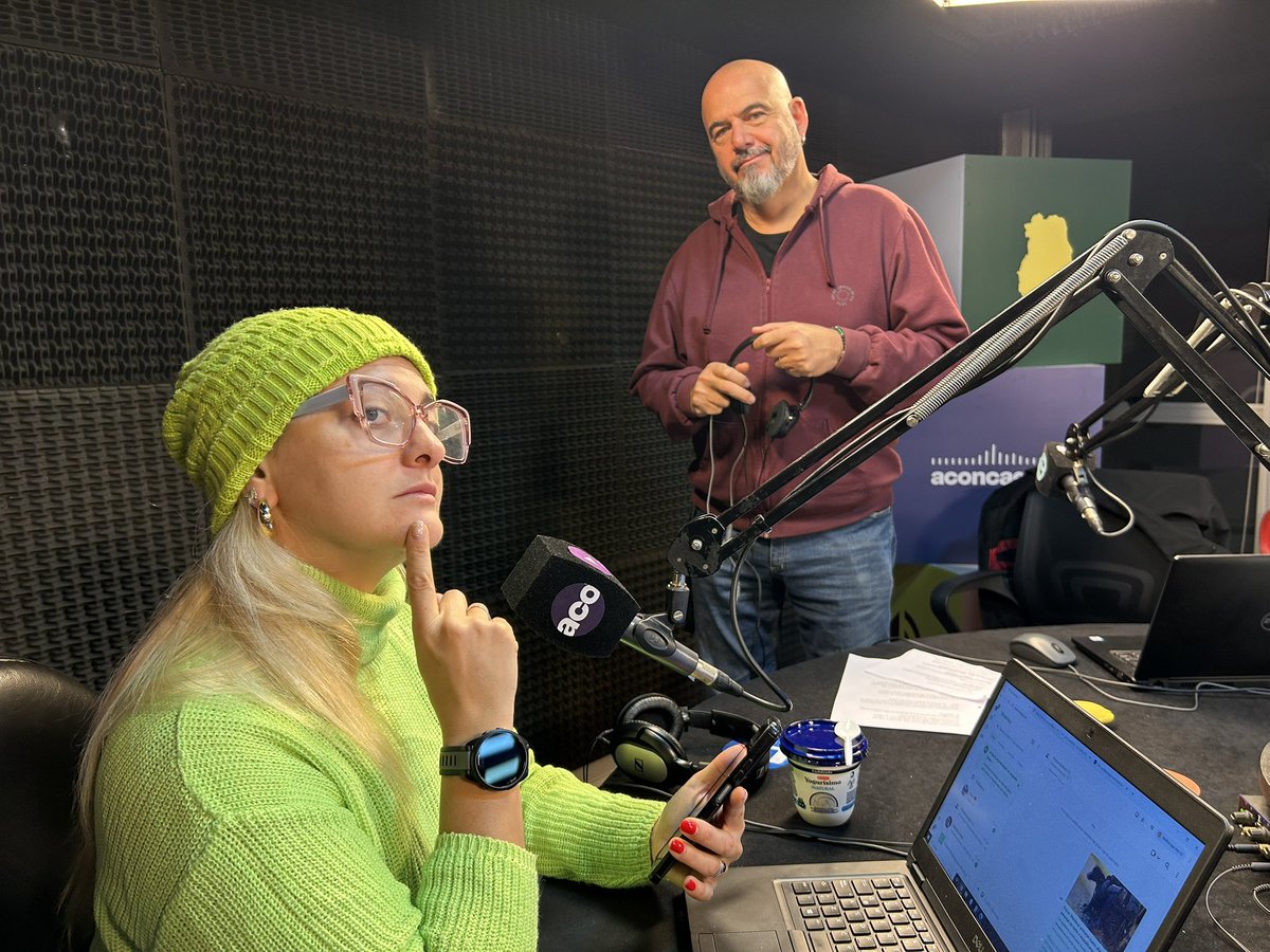 Aconcagua_radio's tweet photo. 🎙️ Hermoso Caos arrancó con @PerezDel2000 en modo movilero todoterreno, micrófono en mano y cero miedo al frío.
🎄 @nimsi87 apareció con un look “El Grinch”, pero con buena onda… por ahora.
🌪️ La mañana arranca con info y mucho caos, como nos gusta.

📻 https://t.co/kaEqR63aKc https://t.co/mstGkSnry1