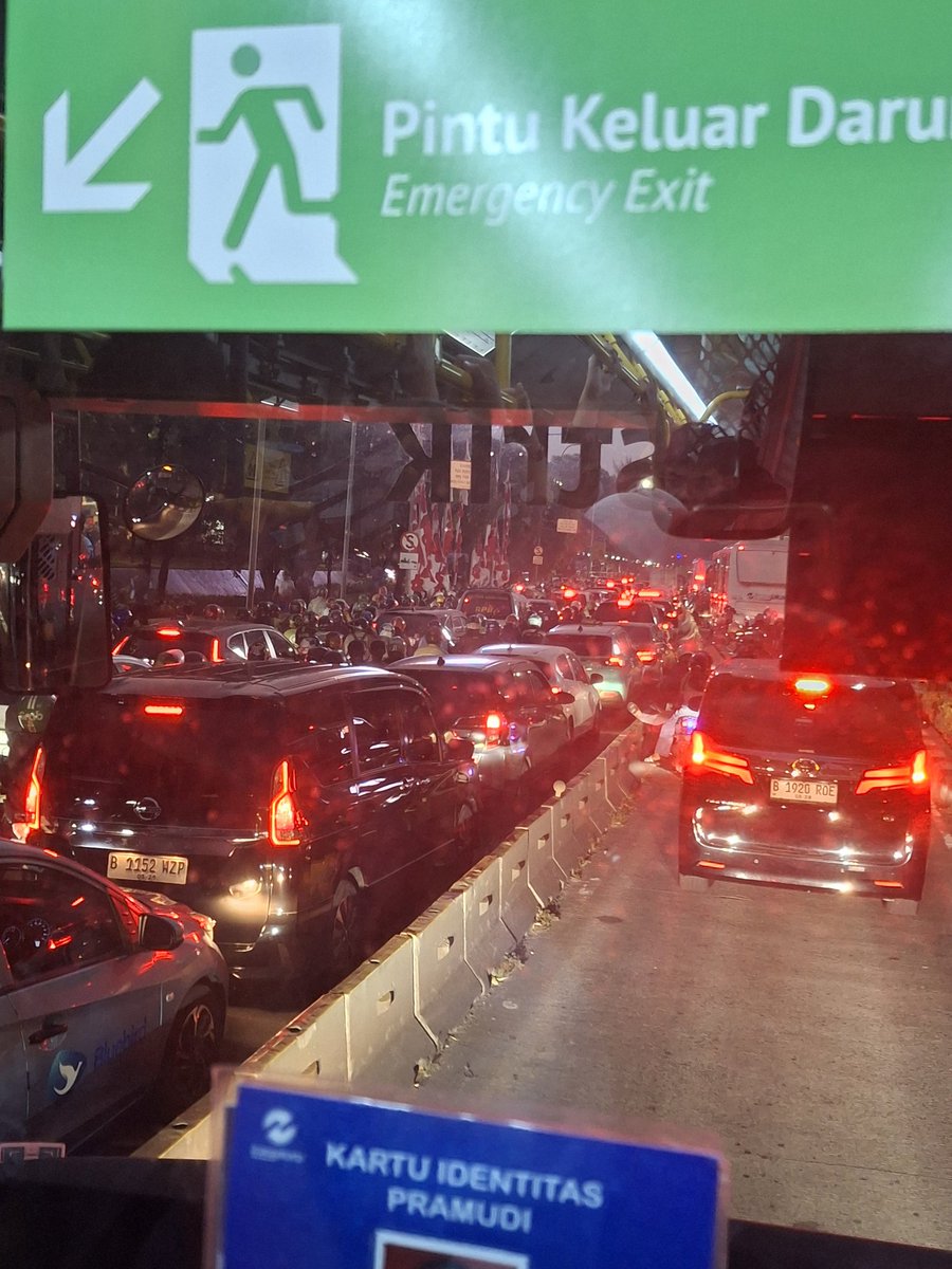 piyesj's tweet image. INI SEJALAN GATSU ADA SIAPE SIH, JALAN DI TUTUP?? SEMUA STUCK??? BUKAN MACET LAGI JIR, TAPI STUCK APALAGI YANG ARAH SENAYAN