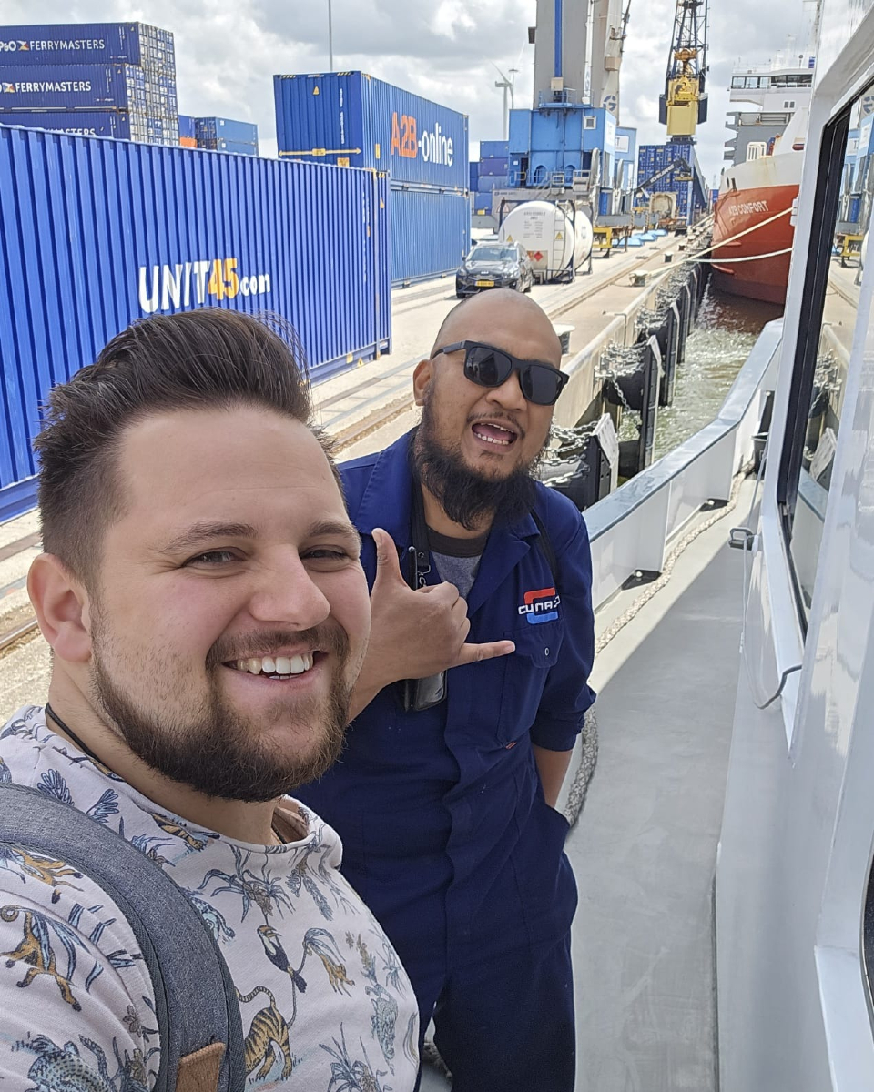 Axxaz_Marine's tweet image. Crew manager Jork made a quick visit to Leo on the MCS Tranquilo vessel.

The ships looks absolutely shining...just like Leo! 

Keep rocking, Leo!

#crewvisit #axxazeurope #happycrew #inlandshipping #axxazmarine #greatwork