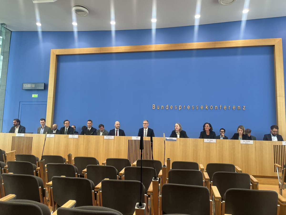 Florian Warweg (@fwarweg) on Twitter photo Es gibt sie jetzt doch: Neue Sprecher-Gesichter auf der #BPK: <a href="/AuswaertigesAmt/">Auswärtiges Amt</a> (Josef Hinterseher), <a href="/BMVg_Bundeswehr/">Verteidigungsministerium</a> (Kenneth Harms), Vize-<a href="/RegSprecher/">Stefan Kornelius</a> (Sebastian Hille) und ex-<a href="/BMI_Bund/">Bundesministerium des Innern</a>-Sprecher Maximillian Kall spricht jetzt für Vize-Kanzler Klingbeil und <a href="/BMF_Bund/">Bundesministerium der Finanzen</a> … Es gibt sie jetzt doch: Neue Sprecher-Gesichter auf der #BPK: <a href="/AuswaertigesAmt/">Auswärtiges Amt</a> (Josef Hinterseher), <a href="/BMVg_Bundeswehr/">Verteidigungsministerium</a> (Kenneth Harms), Vize-<a href="/RegSprecher/">Stefan Kornelius</a> (Sebastian Hille) und ex-<a href="/BMI_Bund/">Bundesministerium des Innern</a>-Sprecher Maximillian Kall spricht jetzt für Vize-Kanzler Klingbeil und <a href="/BMF_Bund/">Bundesministerium der Finanzen</a> …
