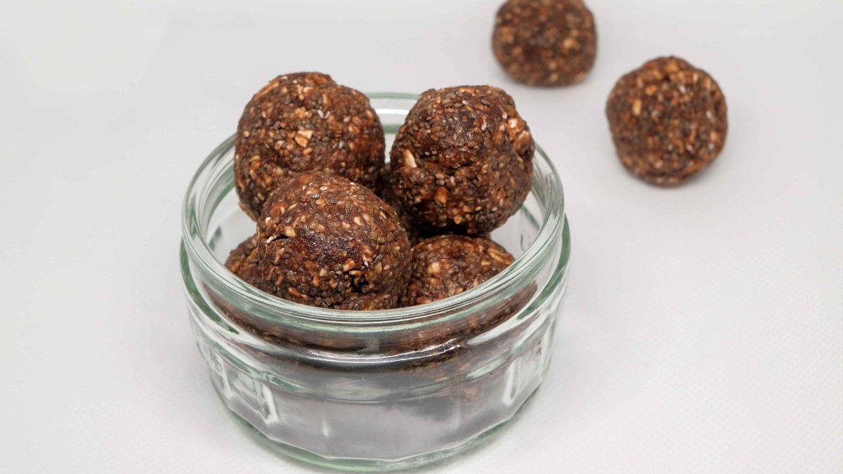 These No-Bake Energy #Date Balls are the perfect snack to meal prep and help ensure your child doesn’t go hungry.

Packed with #iron, omega-3 fatty acids, and calcium.

#Recipe by Katelyn Dunne:
worldshealthiestafternoontea.org.uk/snacks/date-en…

@afn_uk_  @the_nutrition_society
#WorldHungerDay