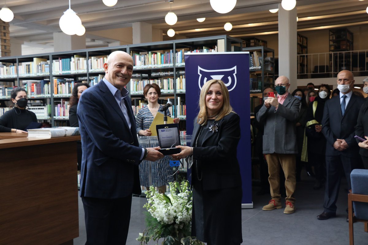 msgsuniversite's tweet photo. Edip Cansever'in kitapları ve özel eşyaları ailesi tarafından Üniversitemizin 140. kuruluş yıl dönümünde Akademi Kütüphanesi'ne bağışlandı. 🦉📚

@omercansever34
#AkademiKütüphanesi 
#msgsü https://t.co/mtw8MCtPdM