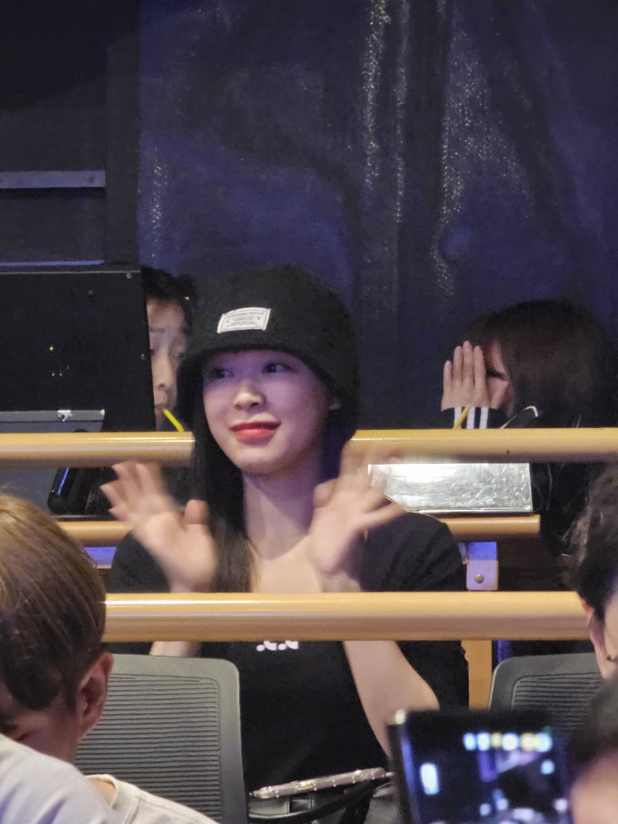 SSINGBIN's tweet image. I'm not crying you're the one crying