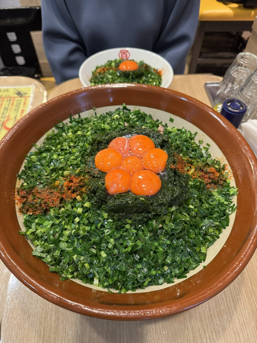 tabe_megumi's tweet photo. 4kgの巨大ニラそばが衝撃的過ぎる🍜
秋葉原『百年本舗』

ニラ4束・卵黄・ニラペースト、仕上げに和牛オイルをかけた香りと旨みも全開な一杯！
ニラ好きなら絶対食べるべき！ https://t.co/hUF78f124K