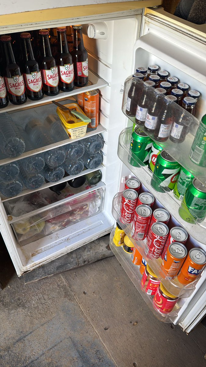 Fui visitar uma obra:
Malta sem capacete✅
Malta sem máscara✅
Malta a fumar na obra✅
Manteiga no frigorífico✅