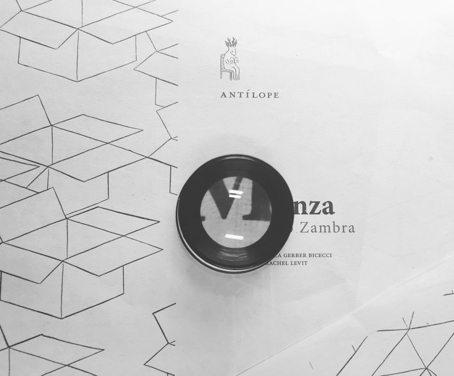 edantilope's tweet image. No sólo se trata de un poema en el que ya están contenidos los ejes centrales de la obra de Zambra, sino que nos muestra, como muy pocos autores pueden hacerlo, que escribir es siempre una mudanza..."
🔹Raúl Zurita