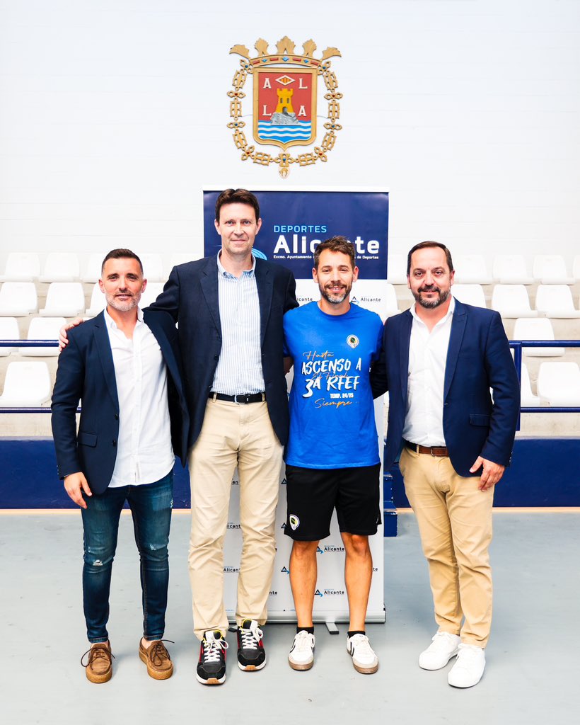 🏆 El #HérculesB ha sido recibido esta mañana por la concejalía de Deportes del <a href="/alicanteayto/">Ayuntamiento Alicante</a>, representada por su concejal, Toni Gallego, en reconocimiento por el ascenso conseguido a Tercera RFEF.

☺️ ¡Muchísimas gracias!

💙 #MachoHércules 🤍