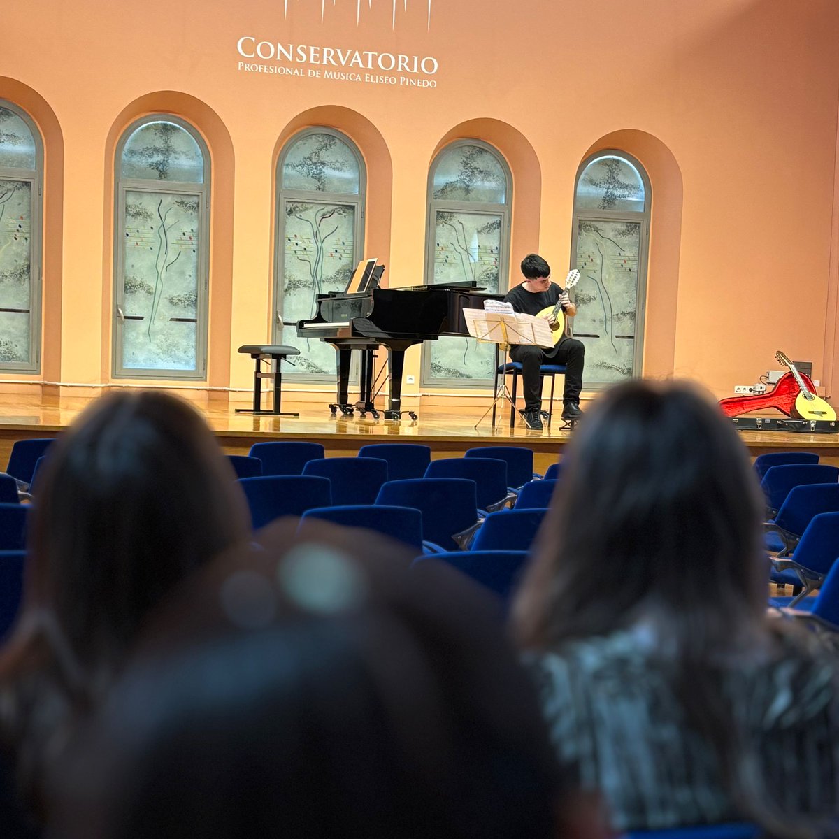 El pasado 23/05 se realizaron los recitales para Premio de Honor Fin de grado de E. Profesionales. 
Los premiados fueron: Isaac Majdi Landa, Clarinete; Paula Montes Rodellar, Canto.
Las Menciones; David Sáez Velasco, I. Púa y Juan Burgos Collado, Canto. 
¡Enhorabuena a todos!😊🎶