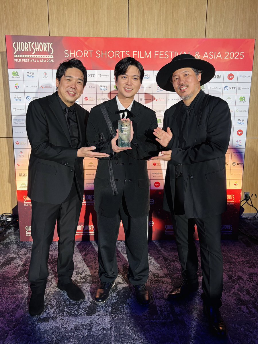 sukima_official's tweet photo. 『SSFF＆ASIA 2025』セレモニー参加してきました🤵‍♂️🤵‍♂️🤵‍♂️

#MIRRORLIARFILMS season7にテーマソングとして携わることが出来て光栄です！

映画、曲ともに是非お楽しみください！

🎬MIRRORLIARFILMS season7
https://t.co/gOPtrEzSrS

🎧あの日の虹と僕らのアンセム
https://t.co/iPGrzaBVXO

#SSFF2025 https://t.co/fzRJMD5Uao