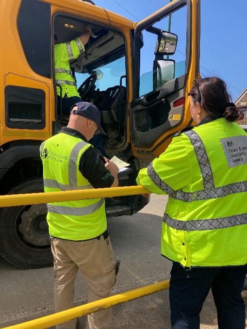 We continue to work in partnership to crack down on waste crime.

In #Shoreham, we recently stopped and inspected 28 haulage vehicles where a number of waste breaches were recorded.

Waste crime undercuts legitimate businesses and harms our environment.