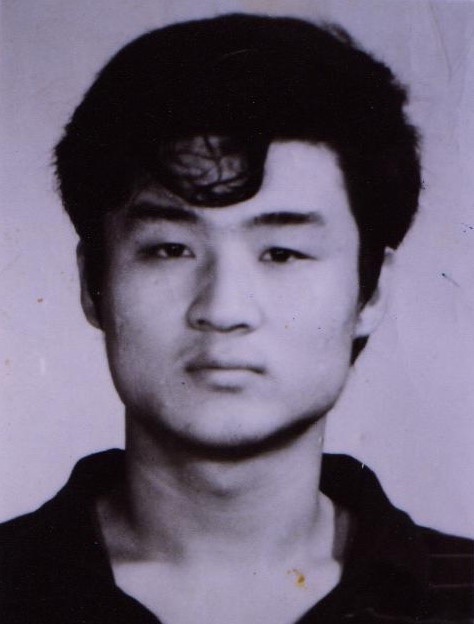 25 孙彦昌
#八九民运 #六四屠杀 孙彦昌，24岁，北京建筑筑炉公司司机。1989年6月3日夜晚，孙彦昌离家出去找弟弟，在东郊红庙110车站总站广场南面，遭戒严部队士兵射杀，子弹击中颈椎第四节神经中枢，送朝阳医院救治，半年后死亡。