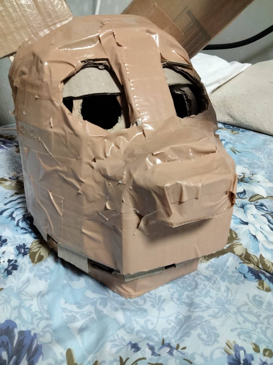 俺が人生初めて作ったスプリングボニー。初めて作ったから知識ゼロでただただダンボールいじってた…目のロックの部分は前から変わらないようだね。