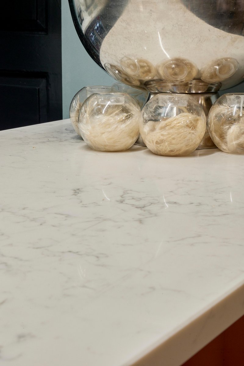 CRL Quartz Verona was chosen for the second bar at Don Paddy's. Its marble-effect finish, with warm brown veins flowing through the material, provided a softer, more refined contrast to the Cristallo Platino, adding warmth and character throughout the space.
#marblequartz #bartop