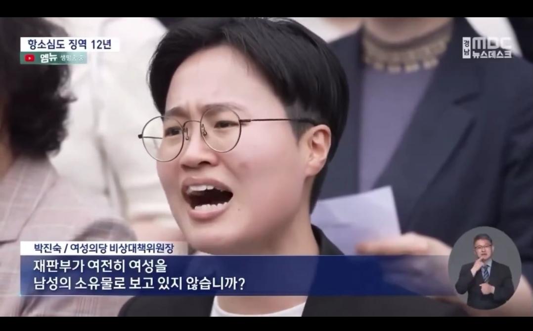 sanggakhae's tweet photo. 여혐한 남자한테는 개크게 꾸짖을 갈!!!!!
여자들한테는 단지 여자라는 이유로 사랑한다고 고백하는 여성의당 어떤데..🥹

이게 여자들을 대변하는 정치인이면 좋겠음
정말로 https://t.co/AmQi57cVXc