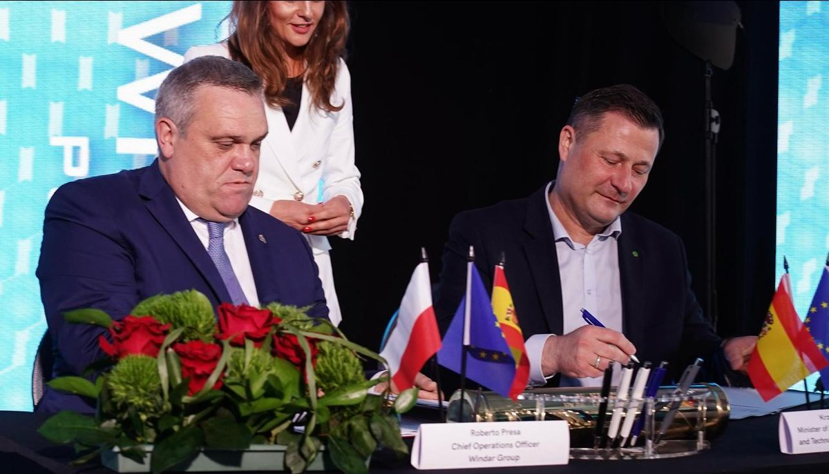 KrzysztofPaszyk's tweet photo. Dziś w Szczecinie: 230 mln zł wsparcia z MRiT dla Windar Polska – powstaje największy na świecie zakład turbin wiatrowych. To część naszego planu: 5 mld zł na zielone inwestycje. Polska może być liderem zmian. Najważniejsze w tym wszystkim: primum non nocere 🇵🇱
#Paszyk #Szczecin https://t.co/NUNNcaG8CS