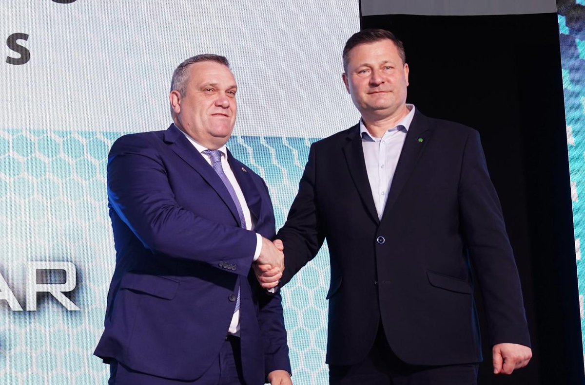 KrzysztofPaszyk's tweet photo. Dziś w Szczecinie: 230 mln zł wsparcia z MRiT dla Windar Polska – powstaje największy na świecie zakład turbin wiatrowych. To część naszego planu: 5 mld zł na zielone inwestycje. Polska może być liderem zmian. Najważniejsze w tym wszystkim: primum non nocere 🇵🇱
#Paszyk #Szczecin https://t.co/NUNNcaG8CS