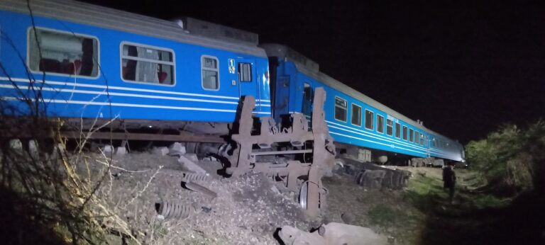 🛤🚂⚠️ | En la noche de este 27 de mayo ocurrió un accidente ferroviario en el kilómetro 522.6 de la línea central Vía Habana del tren #16 de la ruta Holguín-Habana. El suceso tuvo lugar  en el punto conocido como acceso comercial El Cárnico en #Camagüey.

tvcamaguey.icrt.cu/noticias-de-ca…