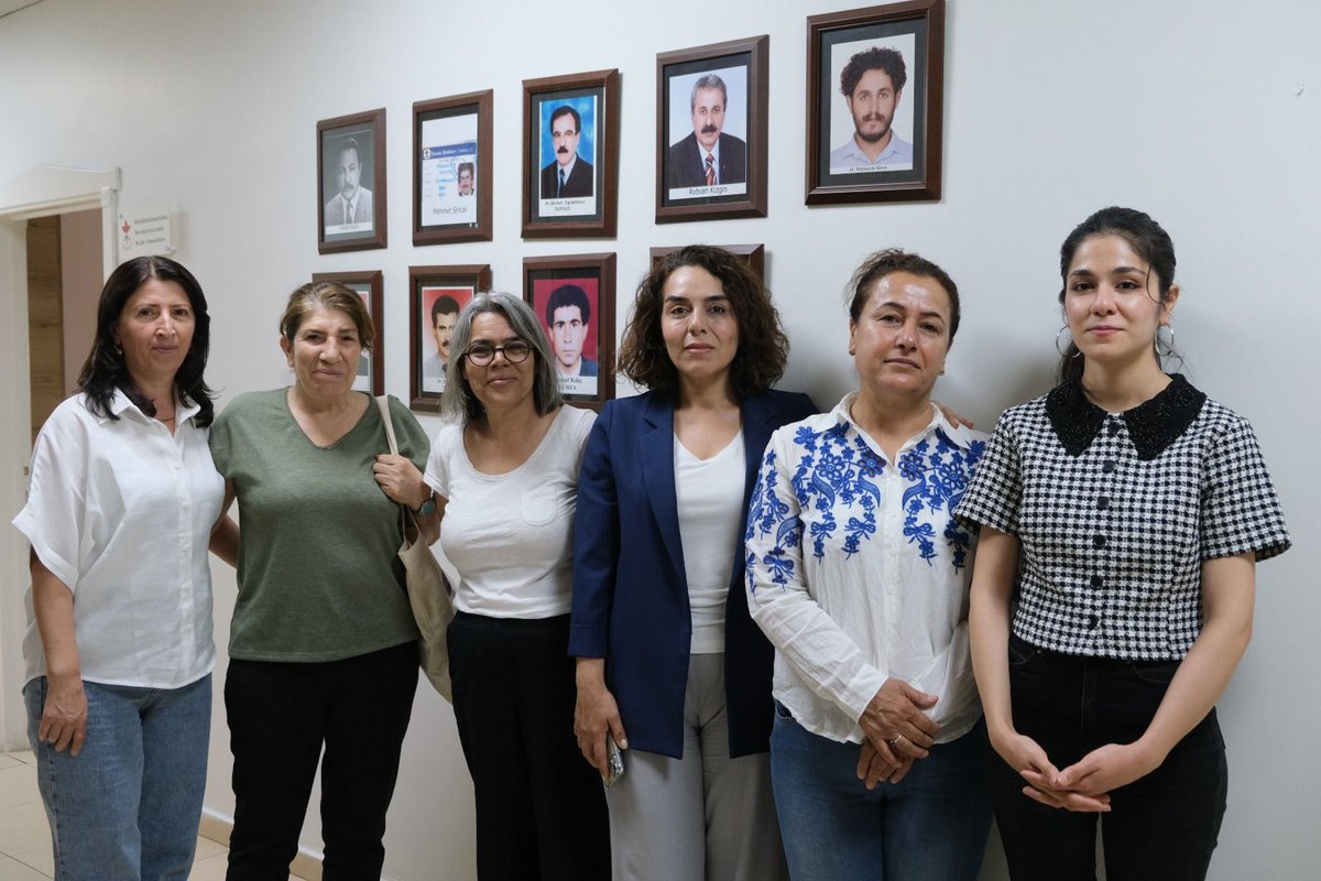 DEM parti milletvekili Adalet Kaya, Rosa Kadın Derneği Başkanı Suzan İşbilen "Toplumsal Barış ve Demokratik Çözüm" şiarıyla gerçekleştirilecek olan yürüyüşte ortaklaşmak amacıyla derneğimizi ziyaret etti.  Ziyaretleri için kendilerine teşekkür ederiz. Barış için yürümeye hazırız.