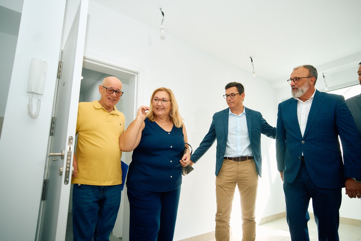 🏡 El #GobCan entrega 8 viviendas en Santa Lucía de Tirajana, cumpliendo su compromiso frente a la emergencia habitacional y ofreciendo soluciones dignas y sostenibles.

🔑 Cada llave entregada es un paso firme hacia hogares seguros y estables para las familias canarias.