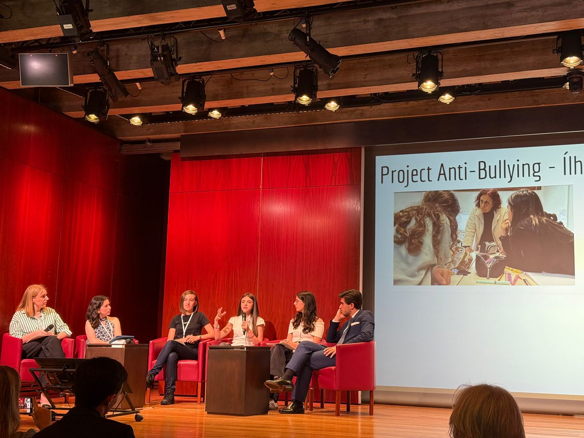 What does digital wellbeing look like when students lead the way? 💡

At #SchoolIF25, Portuguese teens shared powerful peer-led projects - from phishing tests to phone-free days - proving that real change starts with student voice.

<a href="/DG_Educ/">DGE</a>
