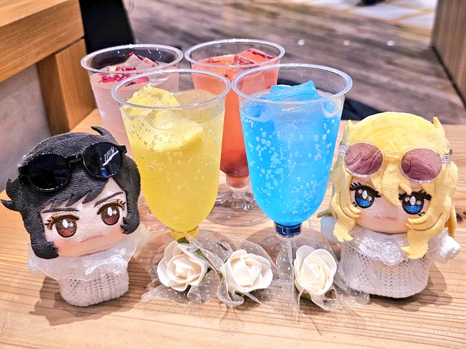 着いてから、予約してたコラボカフェ行ってきました!こちらはテイクアウト店テーブル席もあり夕方でしたので混雑もなくゆっくり出来ました。欲しかったAOアクスタもgetランダムの引きはちょっと‥アレですがww美しい おやつを買ってへ。明日はとにかく沢山歩くので早めに休みましょ～