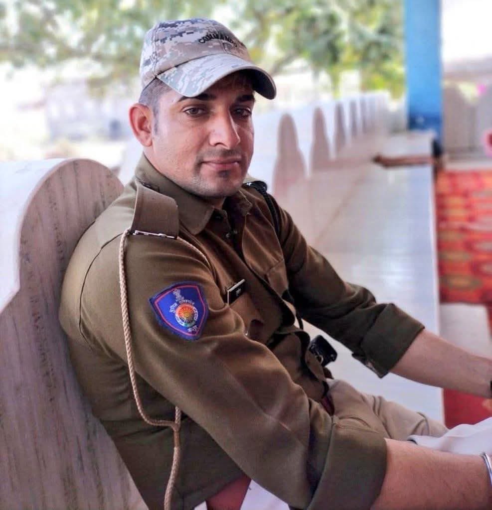 अत्यंत दु:खद है कि बजरी माफियाओं के हमले में घायल हुए पुलिस कांस्टेबल लोहावट निवासी सुनील विश्नोई जी हमारे बीच नहीं रहे, वीर सपूत को विनम्र श्रद्धांजलि अर्पित करता हूं।

मौत के बाद भी अमर हे सुनील जी, परिवार जनों ने सुनील का करवाया नेत्रदान।

<a href="/PoliceRajasthan/">Rajasthan Police</a>