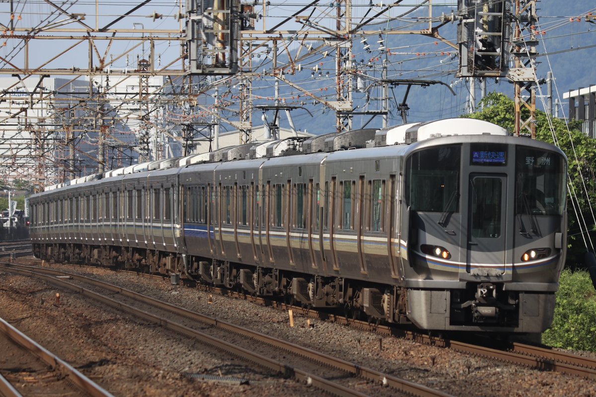 kumaaaaa485's tweet photo. ここ最近休車になっていた223系W3編成が本日から運用復帰👍
���帰後初運用の3406Aを撮影してきました📷
しばらく休車になっていたからか側面が色落ちしていました😯
3406A K2+W3 https://t.co/0J5mZHWo9H