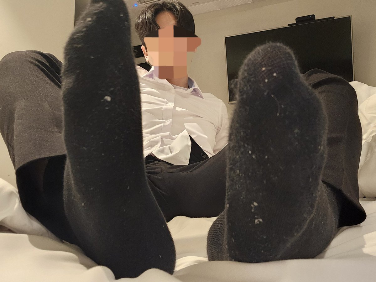 Zzamziari's tweet photo. 면접 조지고 남은건 정장사진뿐
면접비 내놔 씹알놈들아

#대구게이 #대구ㄱㅇ #ㄱㅇ #정장 #양말 #검정양말 #발페티쉬 https://t.co/u7dBlFGIau