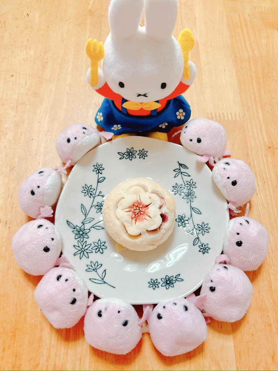 「#見た人は食べ物と写ったぬい写真をアップする 」|ロックのイラスト