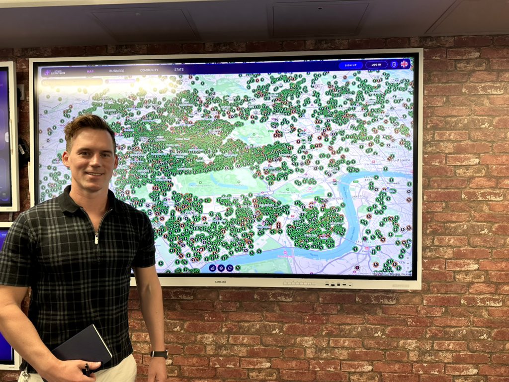 Thank you to <a href="/OctopusElectro/">Octopus Electroverse ⚡️</a> for helping me to better understand electric vehicle charging in Westminster. The green dots are available EV chargers… ⚡️ 🔌 🚙 🟢