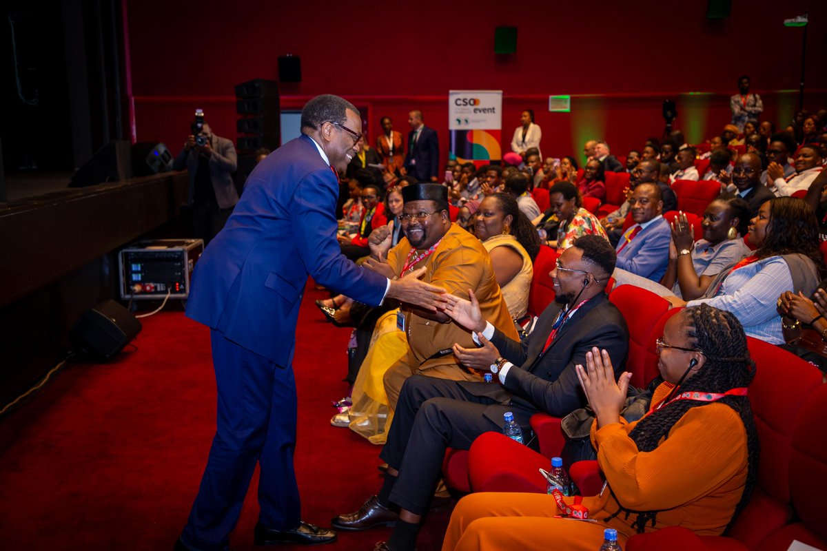 Cotedivoireoff_'s tweet photo. Leaders de Demain lancé l'Appel de la Jeunesse Africaine aux Assemblées Annuelles 2025 de la BAD

Le 26 mai 2025, dans la salle Majestic du Sofitel Hôtel Ivoire à Abidjan, la jeunesse africaine a pris la parole lors des Assemblées Annuelles du Groupe de la Banque africaine de développement (BAD). À cette occasion, en présence du President de l’organisation Mohamed CHERIF, et les bénévoles de Leaders de Demain, la Secrétaire Générale de Leaders de Demain, Camille ÉTÉ, a prononcé un discours marquant « L’Appel de la Jeunesse Africaine pour mobiliser le capital du continent au service d’un avenir partagé ».

Cet appel vibrant a souligné la détermination de la jeunesse à être actrice du développement du continent, en mettant en avant l'importance de l'inclusion, de la transparence et de la bonne gouvernance. Leaders de Demain exprime sa profonde gratitude envers la Banque africaine de développement et des responsables de la Société civile, Mme Zeneb TOURÉ et Dr Luther YAMEOGO pour cette opportunité significative, ainsi qu'à tous ceux qui œuvrent pour l'intégration de la société civile dans les processus décisionnels.

Le discours de Camille ÉTÉ a été salué par les participants et a renforcé la conviction que la jeunesse africaine est prête à relever les défis du continent. La présence du Président de la BAD, Dr. Akinwumi ADESINA, a également été un moment fort, symbolisant le soutien indéfectible aux initiatives portées par les jeunes.

Leaders de Demain réaffirme son engagement à travailler main dans la main avec tous les acteurs pour construire une Afrique prospère et inclusive.

C’est ensemble que nous avons pris cet engagement, ensemble que nous étions dans la salle Majestic du Sofitel Hôtel Ivoire, et c’est ensemble que nous allons réaliser, comme l’a si bien dit le Président : Main dans la Main.

"On est ensemble avec les mains autour du Baobab, des opportunités pour l’Afrique, on va continuer à pousser et accélérer le développement de l’Afrique dans une façon transparente, avec la bonne gouvernance avec l’inclusivité pour toute nos communautés, jusqu’au moment que l’Afrique, pour accélérer son développement avec fierté".

Merci également au Président Dr ADESINA, avocat infatigable de la société civile et aiguillon de notre jeunesse. Vous avez compris que la jeunesse n’est pas un problème à gérer mais une solution à activer.

Pour revivre ce moment fort, visionnez le discours complet de Camille ETE ici :  

Article : https://t.co/XFrRuEHR5R

Vidéo : https://t.co/9JTjl8k9nv?