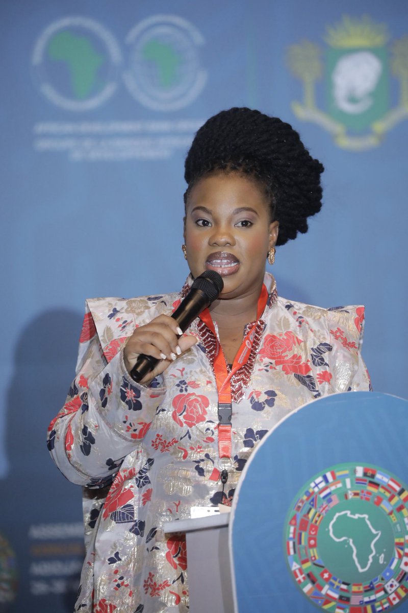 Cotedivoireoff_'s tweet photo. Leaders de Demain lancé l'Appel de la Jeunesse Africaine aux Assemblées Annuelles 2025 de la BAD

Le 26 mai 2025, dans la salle Majestic du Sofitel Hôtel Ivoire à Abidjan, la jeunesse africaine a pris la parole lors des Assemblées Annuelles du Groupe de la Banque africaine de développement (BAD). À cette occasion, en présence du President de l’organisation Mohamed CHERIF, et les bénévoles de Leaders de Demain, la Secrétaire Générale de Leaders de Demain, Camille ÉTÉ, a prononcé un discours marquant « L’Appel de la Jeunesse Africaine pour mobiliser le capital du continent au service d’un avenir partagé ».

Cet appel vibrant a souligné la détermination de la jeunesse à être actrice du développement du continent, en mettant en avant l'importance de l'inclusion, de la transparence et de la bonne gouvernance. Leaders de Demain exprime sa profonde gratitude envers la Banque africaine de développement et des responsables de la Société civile, Mme Zeneb TOURÉ et Dr Luther YAMEOGO pour cette opportunité significative, ainsi qu'à tous ceux qui œuvrent pour l'intégration de la société civile dans les processus décisionnels.

Le discours de Camille ÉTÉ a été salué par les participants et a renforcé la conviction que la jeunesse africaine est prête à relever les défis du continent. La présence du Président de la BAD, Dr. Akinwumi ADESINA, a également été un moment fort, symbolisant le soutien indéfectible aux initiatives portées par les jeunes.

Leaders de Demain réaffirme son engagement à travailler main dans la main avec tous les acteurs pour construire une Afrique prospère et inclusive.

C’est ensemble que nous avons pris cet engagement, ensemble que nous étions dans la salle Majestic du Sofitel Hôtel Ivoire, et c’est ensemble que nous allons réaliser, comme l’a si bien dit le Président : Main dans la Main.

"On est ensemble avec les mains autour du Baobab, des opportunités pour l’Afrique, on va continuer à pousser et accélérer le développement de l’Afrique dans une façon transparente, avec la bonne gouvernance avec l’inclusivité pour toute nos communautés, jusqu’au moment que l’Afrique, pour accélérer son développement avec fierté".

Merci également au Président Dr ADESINA, avocat infatigable de la société civile et aiguillon de notre jeunesse. Vous avez compris que la jeunesse n’est pas un problème à gérer mais une solution à activer.

Pour revivre ce moment fort, visionnez le discours complet de Camille ETE ici :  

Article : https://t.co/XFrRuEHR5R

Vidéo : https://t.co/9JTjl8k9nv?